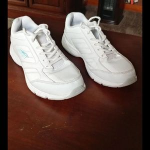 Mens size 8.5 Avia sneakers
